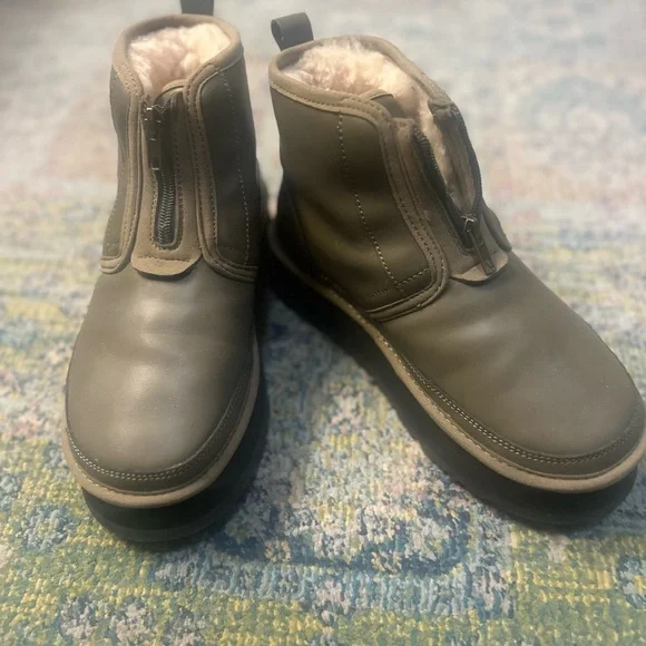 Women’s Ugg Boots - Picture 2 of 8